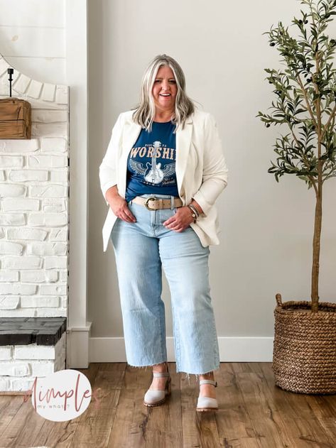 Plus Size Cropped Jeans Outfit, Where Should Cropped Jeans Hit, Plus Size Wide Leg Jeans Outfit Fall, How To Dress Up Wide Leg Jeans, Plus Wide Leg Pants Outfit, How To Style Wide Leg Jeans Plus Size, Styling Wide Leg Cropped Jeans, How To Style Wide Leg Cropped Jeans, How To Wear Wide Leg Cropped Jeans