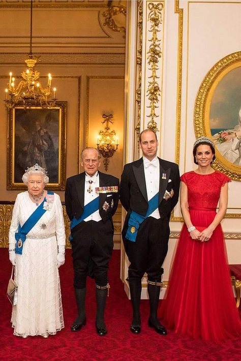 Ratu Elizabeth, Principe William Y Kate, Queen Elizabeth Photos, Royal Family Portrait, Royal Family Pictures, Rainha Elizabeth Ii, English Royal Family, Queen Elisabeth, Principe William