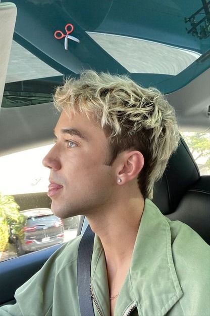 Young Mens Hairstyles, Bleached Hair Men, Peach Hair Colors, Men Blonde Hair, Dyed Hair Men, Mens Haircuts Short Hair, Daniel Seavey, Peach Hair, Dyed Blonde Hair