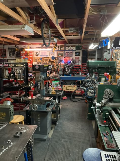 Garage Workshop Aesthetic, Work Garage Ideas, Garage Work Space, Workshop Aesthetic Garage, Home Machine Shop, Mechanic Shop Aesthetic, Woodshop Aesthetic, Machinist Aesthetic, Shop Setup Ideas