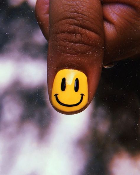 Smiley Face Nails Natural, Smiley Face Nails Men, Smiley Nails Short, Smiley Face Pedicure, Short Smiley Face Nails, Smiley Face Nails Short, Acrylic Nails Smiley Face, Nail Designs Smiley Face, Yellow Smiley Face Nails