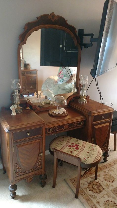 Antique Vanity Decor, Bedroom Inspirations Vanity, Antique Vanity Aesthetic, Vintage Vanity Ideas Bedroom, Vintage Makeup Desk, Old Makeup Vanity, Antique Vanity Ideas, Wooden Vanity Bedroom, Victorian Vanity Aesthetic