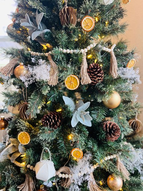 Christmas Trees Boho, Naturalist Christmas Tree, Christmas Tree Natural Rustic, Vintage Boho Christmas Tree, Alpine Christmas Tree Decorating Ideas, Christmas Tree Earth Tones, Christmas Tree Nature Theme, Simple Boho Christmas Tree, Natural Themed Christmas Tree