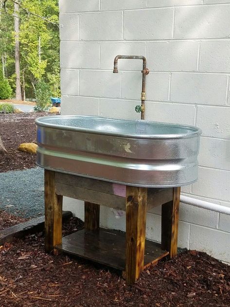 Diy Outdoor Sink, Sink Outdoor, Outdoor Sink, Functional Garden, Garden Sink, Sink Ideas, Farmhouse Outdoor, Grill Area, Outdoor Sinks