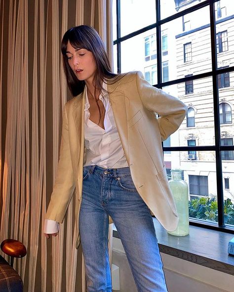 Leia Sfez (@leiasfez) • Instagram photos and videos Leia Sfez, Mode Dope, Best Blazer, Paris Chic, French Girl Style, Leather Blazer Jacket, Beige Blazer, White Button Down Shirt, Kaia Gerber