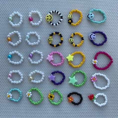 DIY //// anillos de mostacillas. Originalemenre noduerme.com.ar Bracelet Ideas How To Make, Beaded Bracelets Diy Ideas, Ideas Para Pulseras Aesthetic, Ideas Para Hacer Collares, Diy Cute Rings, Mostacillas Ideas, Ideas For Bracelets, Ideas Para Pulseras, Ideas Para Hacer Pulseras