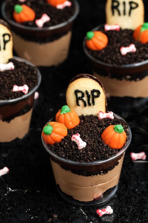 Halloween Dirt Cups Recipe - Frugal Mom Eh! Halloween Mud Pie, Spooky Dirt Cups, Halloween Mud Cups, Halloween Desserts Individual, Halloween Dirt Cake Cups, Dirt In A Cup, Cup Of Dirt, Halloween Dirt Cups, Princess Pumpkins