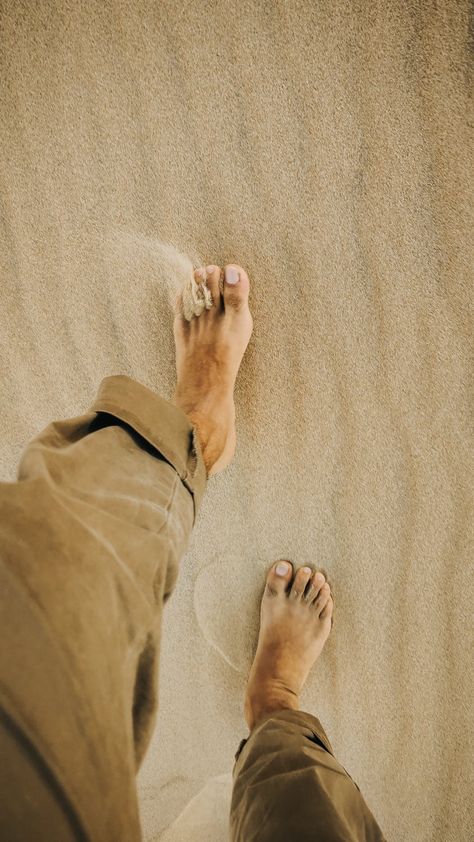 Crop barefooted person walking on sandy beach · Free Stock Photo Barefoot Running, Walking Barefoot, Sahara Desert, Better Posture, Barefoot Shoes, New Images, Vegan Shoes, Walking In Nature, Perfect Shoes