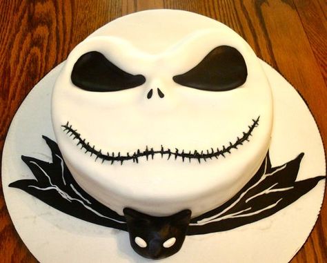 jack tim burton pastel                                                                                                                                                                                 Más Jack Skellington Cake, Nightmare Before Christmas Cake, Halloween Torte, Pasteles Halloween, Dessert Halloween, Dessert Design, Halloween Cake, Disney Cakes, Halloween Desserts