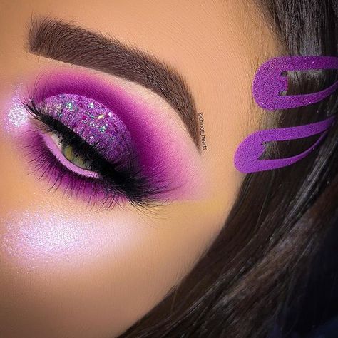 @chlooe_hearts the cut crease Maquillage Goth, Maquillage Yeux Cut Crease, Make Up Designs, Bold Eye Makeup, Purple Eye Makeup, Dramatic Eye Makeup, Eye Makeup Ideas, Purple Makeup, Makijaż Smokey Eye