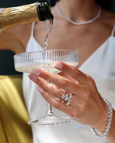 Diamond Centerpiece, Jewellery Photography Inspiration, Pose Fotografi, Future Engagement Rings, Cartier Panthere, Jewelry Photoshoot, Simulated Diamond Rings, Sparkling Rings, Dream Engagement Rings