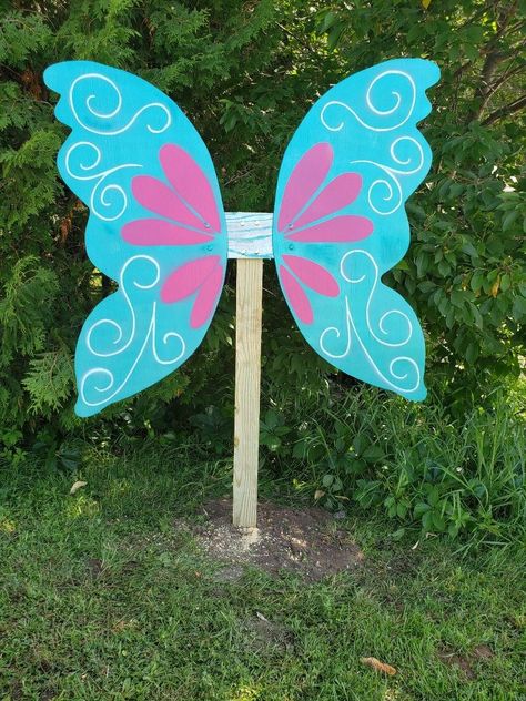 I've been seeing lifesize wings (usually angel wings) painted onto buildings and love the look but I don't have a large wall to paint one.I do have a large fairy garden which would be perfect....so fairy wings it is and this is how we did it! Using a large piece of cardboard I sketched and cut out a wing shape. Then hubby used it as a pattern for two fairy wings that were cut out of treated plywood. We both sanded the plywood smooth paying special attention to the edges. Next I primer… Fairy Herb Garden, Large Fairy Garden, Hanging Paper Craft, Wall Hanging Paper Craft, Craft For Home Decoration, Water Blob, Wood Fairy, Angel Wings Painting, Concrete Bird Bath