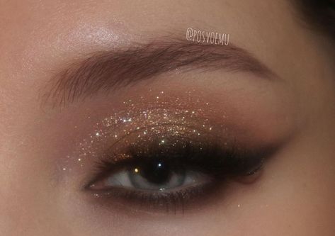 Eyeshadow Glam Looks, New Year's Makeup Ideas, Formal Make Up Ideas, Semi Glam Makeup, Cute Eye Makeup Aesthetic, Makeup Ideas For New Years, Smoky Gold Eye Makeup, Soft Smoky Eyeshadow, Makeup Looks For Events