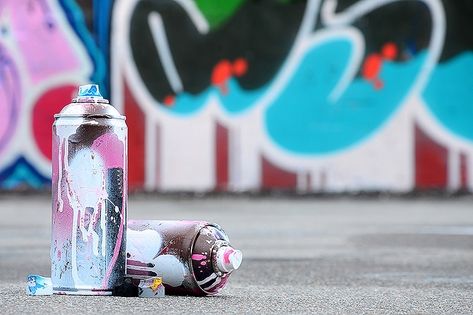 Best Spray Paint for Graffiti - Discovering the Best Spray Paint for Art Graffiti Spray Can, Spray Paint Graffiti, Graffiti Bedroom, Graffiti Furniture, Graffiti Spray Paint, Best Spray Paint, Paint Graffiti, Spray Paint Canvas, Best Graffiti