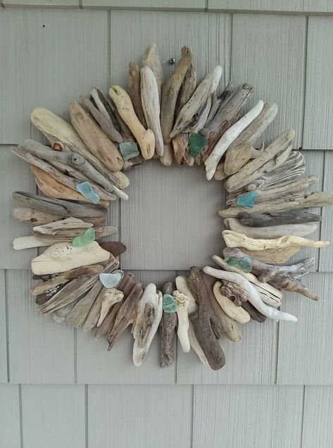 Ceramic Wall Art Sculpture, Driftwood Wreath, Garden Wall Designs, Diy Beach Decor, Driftwood Diy, Driftwood Art Diy, Nautical Crafts, Boho Crafts Diy, Driftwood Projects