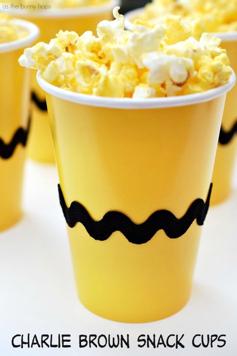 Holiday Party Food Ideas, Charlie Brown Birthday Party, Bolo Snoopy, Peanuts Birthday Party, Snoopy Birthday Party, Snoopy Baby Shower, Charlie Brown Party, The Peanuts Movie, Peanuts Party