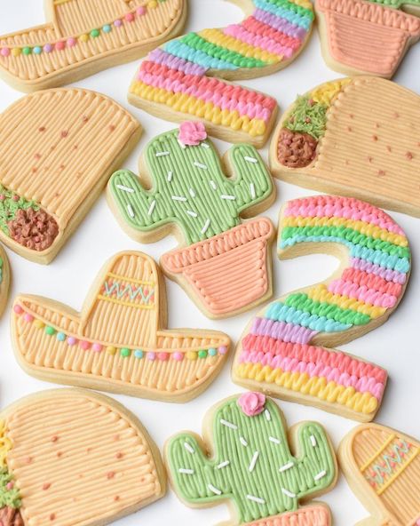 Decorating these taco cookies made me really want a taco 🌮 | Instagram Buttercream Decorated Cookies, Taco Cookies, Buttercream Sugar Cookies, Sugar Cookies Designs, Pretty Pastries, Decorated Desserts, Market Bakery, Bakery Business Plan, Buttercream Cookies