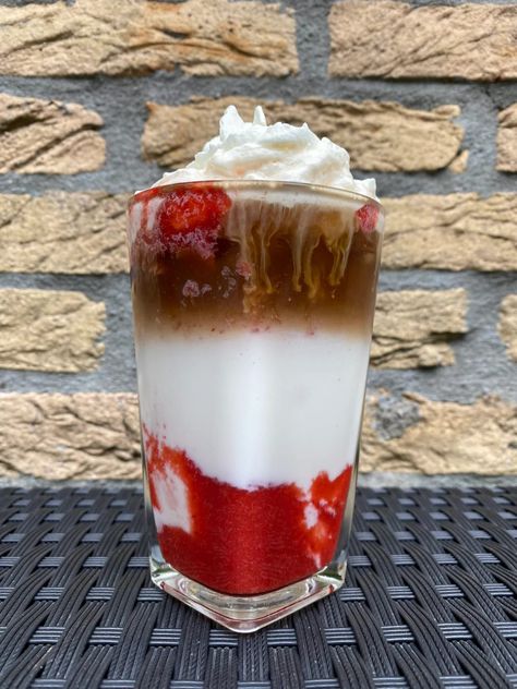 If you like to drink iced coffees in the summer, you should try this iced strawberry latte today! Best Coffee Flavor Combinations, Latte Ideas, Summer Coffee Drinks, Strawberry Latte, Iced Latte Recipe, Iced Lattes, Espresso Recipes, Homemade Strawberry Sauce, Iced Drinks Recipes