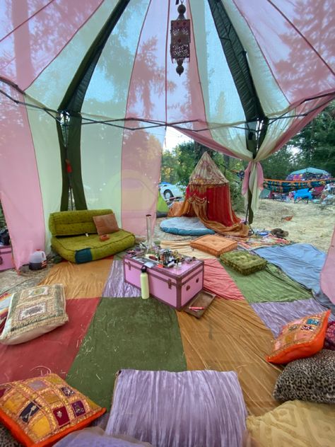 Music Festival Camping Aesthetic, Festival Set Up Ideas, Bonnaroo Camping Set Up, Camping Festival Aesthetic, Tent Decorations Camping, Woods Hangout Spot, Bonnaroo Camping, Girly Camping, Tent Aesthetic