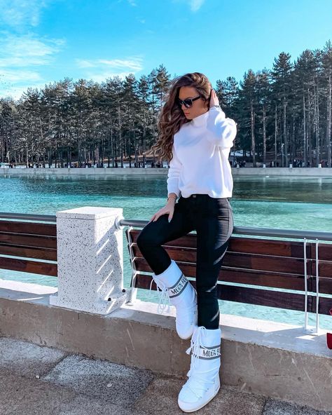 Moon Boot White Outfit, Zlatibor Winter, Moonboots White, White Moon Boots Outfit, Moonboots Outfits, White Moon Boots, Cute Snow Outfits, Winter Snow Outfits, Moon Boots Outfit