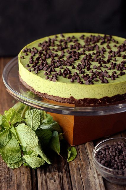 Mint Chocolate Chip Cashew Cream Cake {Gluten-free, Vegan and Refined Sugar-free} Pastel Desserts, Patisserie Vegan, Raw Cake, Mint Chocolate Chip, Cashew Cream, Raw Desserts, Vegan Cakes, Mint Chocolate Chips, Gluten Free Cakes