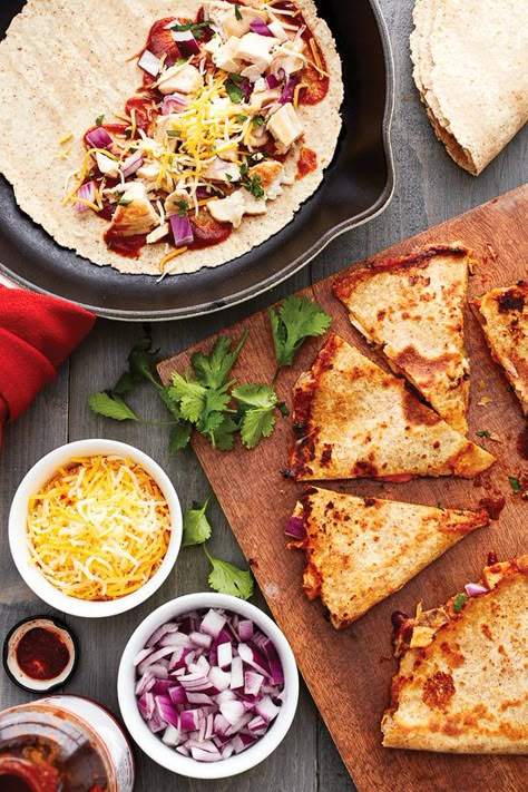 These BBQ Chicken Quesadillas are a fun twist on traditional quesadillas. Made with chicken breast, BBQ sauce, cheese, red onion and cilantro on a high fiber whole wheat tortilla. BBQ Chicken Quesadillas I love quesadillas, they make a quick lunch or light dinner and the kids love them! Some favorites are Chicken Quesadillas, Picadillo Quesadillas and even these Cuban Sandwich Quesadillas, so it's great to add new ideas to the list. I'm excited to share this recipe from my friend Lisa's (aka Hun Skinnytaste Recipes Dinners, Bbq Chicken Quesadilla, Chicken Quesadilla Recipe, Chicken Breast Cutlet, Ww Points, Skinnytaste Recipes, Quesadilla Recipes, Chicken Quesadillas, Nut Bread