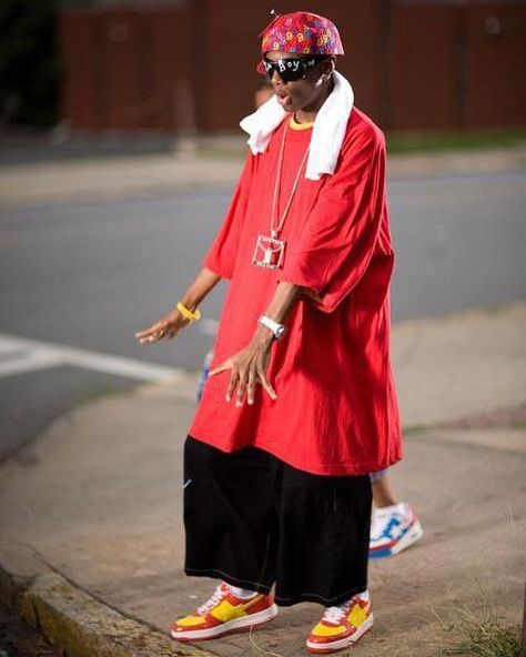 Soulja Boy & his super oversized shirts. 90s Hip Hop Outfits, Fashion Men Outfits, 2000’s Outfit, 2000s Fashion Men, Thursday Outfit, 2000s Men, Throwback Outfits, Khaki Pants Outfit, Oversize Outfit