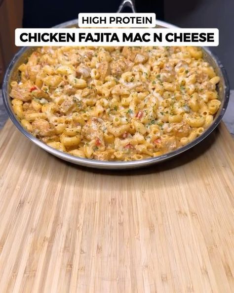 High Protein | Low Calorie on Instagram: "High Protein Chicken Fajita Mac n Cheese! All for 568 Calories🍗🔥🧀By @jalalsamfit   Macros Per Serving (4 Total)  568 Calories | 56g Protein | 54g Carbs | 13g Fat  Ingredients (4 Servings)  Fajita Seasoning Mix (1x)  - 1 Tsp Salt - 1 Tsp Oregano - 1 Tsp Garlic Powder - 1 Tsp Onion Powder - 1 Tsp Paprika - 1 Tsp Chilli Powder - 1 Tsp Cumin  Chicken Marinade  - 750g Cubed Raw Chicken Breast (I get mine from @saffron_alley ) - 1.5x Fajita Seasoning Mix - 2 Tsp Olive Oil - 1 Whole Lime Juice - 20g Light Butter (for cooking)  Fajita Mac n Cheese  - 1/2 White Onion finely chopped - 1/2 Red Onion finely chopped - 1/2 Red Bell Pepper finely chopped - 1/2 Green Bell Pepper finely chopped - 1/2 or 0.5x Fajita Seasoning mix - 280ml any milk of you choice - High Protein Chicken Fajita Mac And Cheese, Chicken Fajita Mac And Cheese, High Protein Chicken, Cumin Chicken, Fajita Seasoning Mix, Cheese All, Raw Chicken Breast, High Protein Low Calorie, Green Bell Pepper