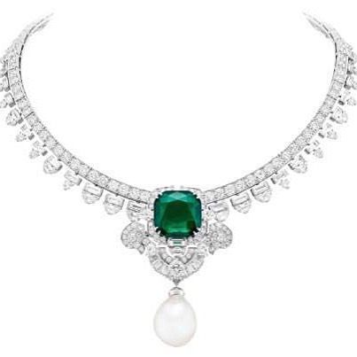 The #verybest #necklace of the collection of @vancleefarpels #emeraudesenmajeste #naturalpearl drop #jewelry #emeralds #love #vancleefarpels #vancleefandarpels #vancleef #diamonds #unique #oneofakind #wow #jewelry #highjewelry #craftmanship #savoirfaire Small Necklaces, Van Cleef & Arpels, Van Cleef And Arpels, Turquoise Drop Earrings, Diamond Jewelry Designs, Colored Stones, Emerald Necklace, Round Stud Earrings, Fabulous Jewelry