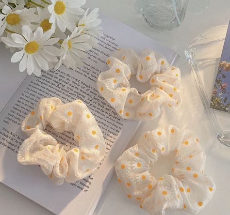 Diy Hair Scrunchies, Scrunchies Diy, Girls Heart, 자수 디자인, Daisy Flowers, Diy Hair Accessories, Mellow Yellow, Scrunchie Hairstyles, Daisy Flower