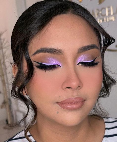 Lilac Glam Makeup, Quinceñera Makeup Looks, Glam Makeup Purple, Makeup Looks For Purple Dress, Quinceñera Makeup, Pastel Purple Makeup, Purple Quince Makeup, Quince Makeup Looks, Lilac Makeup Look