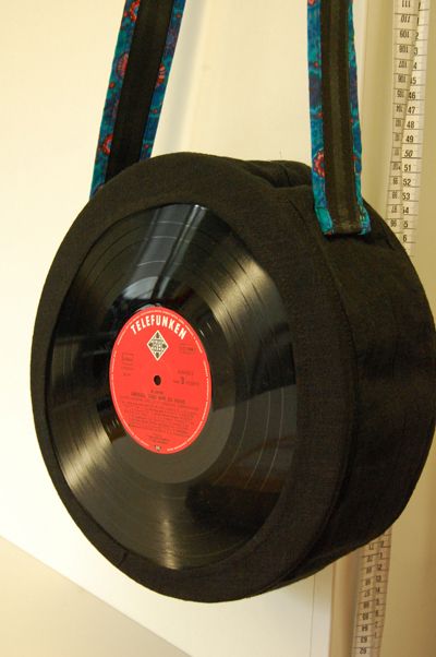 Vinyl Records Crafts, Boring Summer, Diy Record, Record Bag, Vinyl Record Crafts, Record Crafts, Vinyl Record Display, My Lovely Friend, Summer Diy Projects