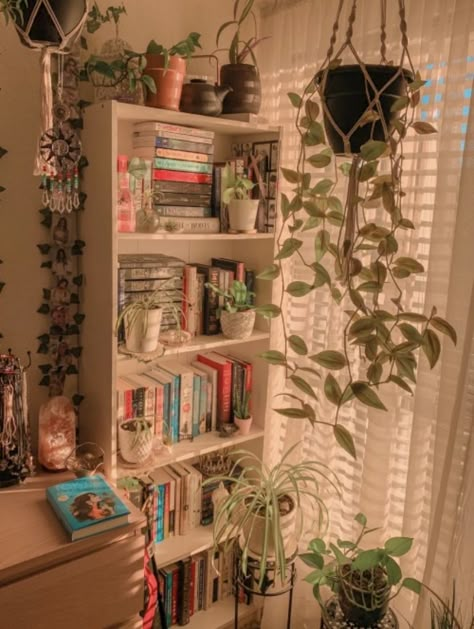 Bookshelf Inspiration, Bookshelves In Bedroom, Dream Aesthetic, Pinterest Room Decor, Bookish Things, Cute Bedroom Decor, Cute Room Ideas, Cozy Room Decor, Aesthetic Rooms