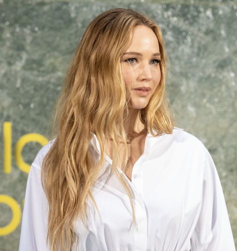 Jennifer Lawrence Blonde, Jeniffer Lawrance, Jennifer Lawrence Hair, No Hard Feelings, Honey Hair, Effortless Hairstyles, W Magazine, Hair Shades, Strawberry Blonde