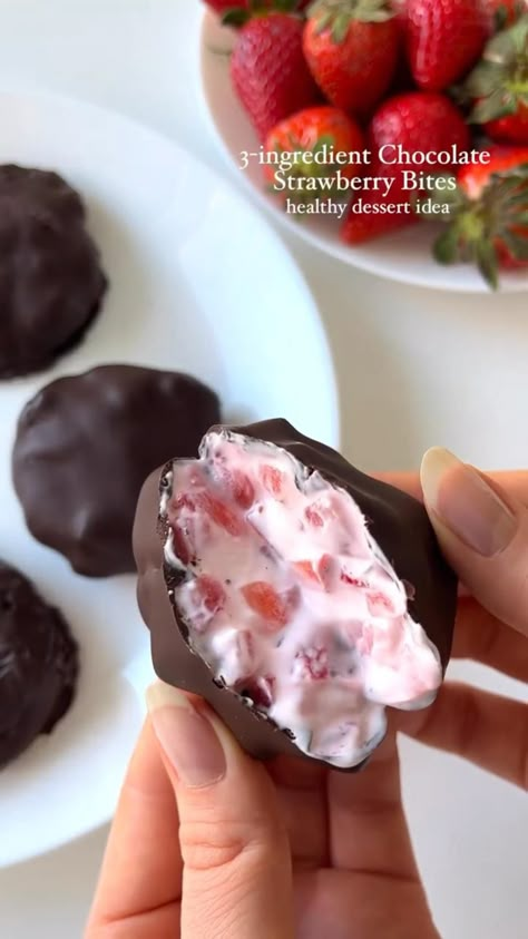 Chocolate Chip Cookies Recipe Easy, Chocolate Strawberry Dessert, Strawberry Bites, Menu Semanal, Yogurt Bites, Chocolate Bites, Easy Dessert Recipe, Strawberry Dessert, Chocolate Chip Cookies Recipe