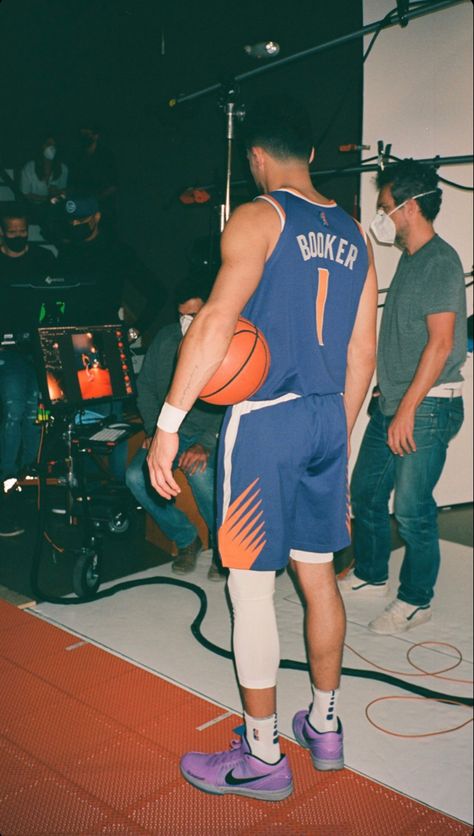 Cool Basketball Pictures, Devin Booker Wallpaper, Slam Basketball, Booker Nba, Sports Photography Tips, Basketball Players Nba, Rihanna Outfits, Bola Basket, Basketball Photos