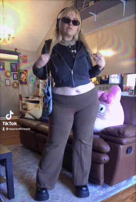 #2000s #y2kfashion #lowrise #lowrisepants Y2k Quince, Y2k Roblox Avatars, Y2k Room Aesthetic, Y2k Quotes, Room Y2k, Grunge Plus Size, Plus Size Grunge, Plus Size Y2k, Rh Outfits