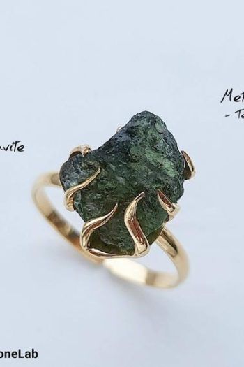 Moldavite Engagement Ring, Rough Stone Jewelry, Rough Ring, Rough Gemstone Jewelry, Uncut Gems, Green Stone Jewelry, Rough Gemstone Ring, Moldavite Ring, Gorgeous Rings