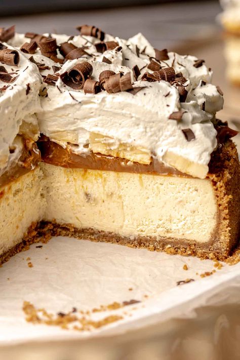 Chocolate Banana Cheesecake, Gourmet Cheesecake Recipes, Chocolate Banana Dessert, Banoffee Cheesecake, Cheesecake Baked, Banoffee Pie Recipe, Cheesecake Slice, Banana Pudding Cheesecake, Baked Cheesecake