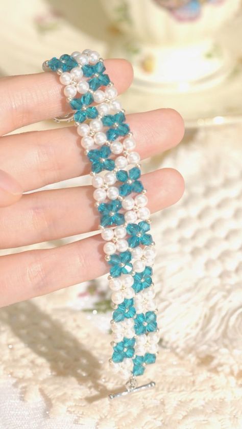 Bead beginners & Free beading tutorials | **I've heard from many beginners who are looking for designs that are easy to learn yet fantastic | Facebook Free Beading Tutorials, Hobby Ideas, A Bracelet, Bracelet Tutorial, Beading Tutorials, Beaded Jewelry Diy, Jewelry Diy, Pearl Bracelet, Fashion Bracelets