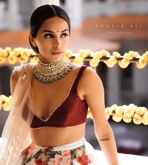 Most Attractive Bridal Choker Necklace Designs that will Sparkle your Eyes | ShaadiSaga Lehenga Shopping, Brown Stuff, Saree Draping Styles, Lehenga Blouse Designs, Lengha Choli, Blouse Back Neck Designs, Modern Saree, New Blouse Designs, Traditional Outfit