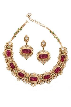 Amrapali gold necklace and earrings set with carved rubies and diamonds. Mugal Jewellery, Nizam Jewellery, Classy Jewellery, Ruby Quartz, Beautiful Objects, Chandbali Earrings, Polki Jewellery, Indian Wedding Jewelry, India Jewelry