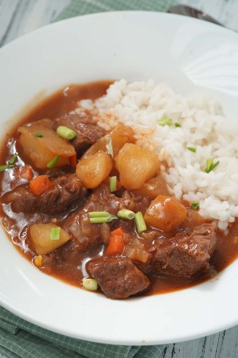 Try this delicious Japanese Curry in the Instant Pot - a dump and go recipe that can't get any easier or tastier. With just beef, potatoes and a few veggies, this curry is quick but incredible #curry #instantpotrecipes Instant Pot Japanese, Instant Pot Dump, Beef Potatoes, Japanese Beef, Japanese Curry, Homemade Meals, Dump Meals, Beef Curry, Beef Chuck Roast