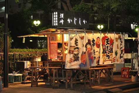 Ramen Stall, Japan Street Food, Ramen House, Street Food Design, Food Stall Design, Japanese Restaurant Design, Gerobak Dorong, Japanese Bar, Ramen Bar