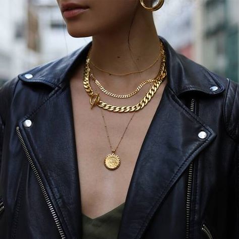 Layering Gold Jewelry | Who What Wear Necklaces Inspiration, Accessories 2020, Lucy Williams, Necklace Aesthetic, Contemporary Necklace, Chunky Chain Necklaces, Layering Necklaces, Outfit Jewelry, Gold Flats