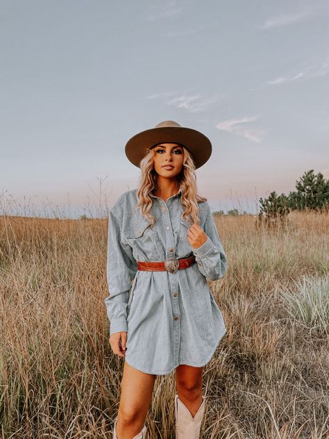 Western Overall Outfits Women, Western Going Out Outfit Summer, Graduation Outfit Ideas Western, Western Shirt Dress Outfit, Cowgirl Headshots, Cute Western Dresses, Western Outfits Dress, Western Style Photoshoot, Western Headshots