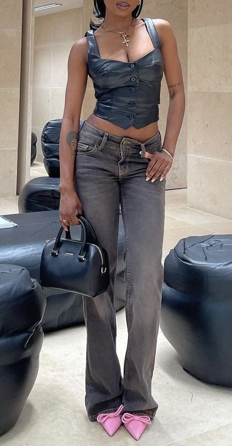 Baggy Jean Pointed Heel, Pink Pointed Heels Outfit, Pointed Heels Baggy Jeans, Jeans And Heels Outfit Aesthetic, Jeans Pointed Heels Outfit, Pointed Pumps Outfit, Pump Outfits Jeans, Baggy Jeans Pointed Heels Outfit, Streetwear Heels Outfit