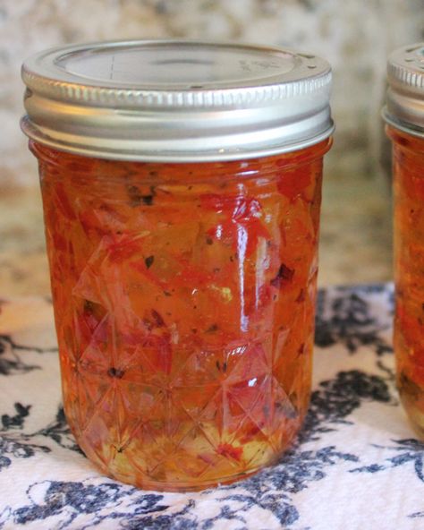 Basil & Banana Pepper Jelly - Make this Recipe with Me - The secrets of Happy and Me Basil Jelly Recipe, Pecan Pepper Jelly Recipe, Sweet Banana Pepper Recipes, Banana Pepper Jelly, Basil Jelly, Spicy Caramel, Pepper Jelly Recipe, Recipes With Banana Peppers, Sweet Banana Peppers