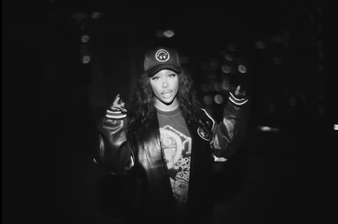 Sza Wallpapers Macbook, Ipad Wallpaper Black And White, Nobody Gets Me Sza, Solana Rowe, Black Widget, Macbook Wallpapers, Ipad Stuff, White Aura, Pretty Wallpaper Ipad