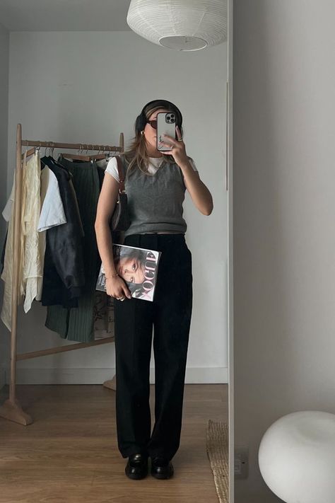 Gray Vest Outfit, Grey Vest Outfit, Preppy Casual Outfits, Grey Trousers Outfit, Bag Uniqlo, Black Bag Outfit, Outfit London, Classic Chic Style, Fashion Preppy